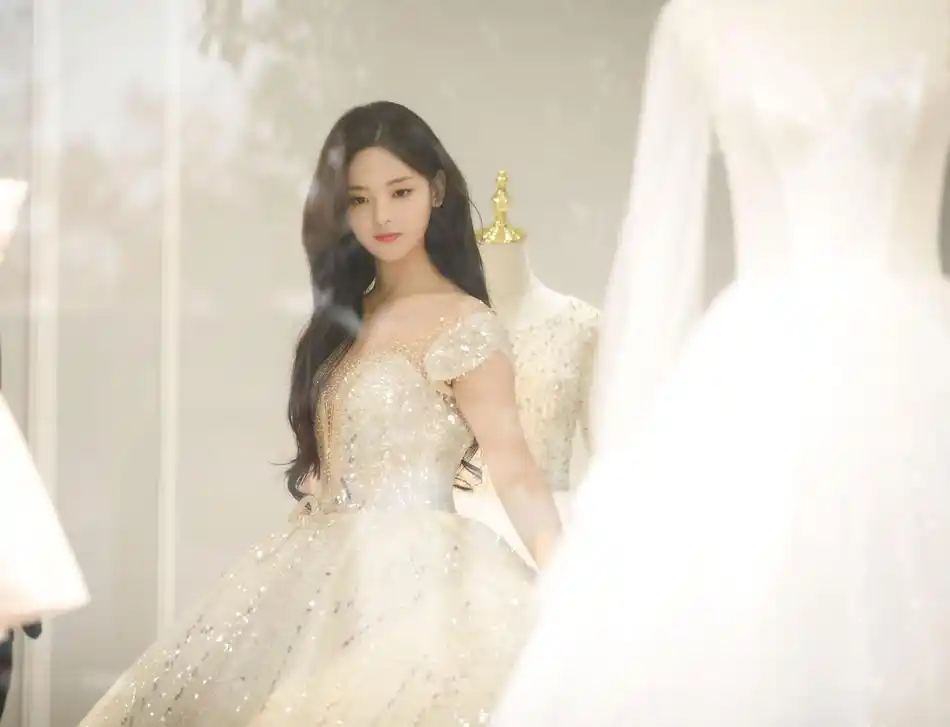 杨超越婚纱造型曝光碎钻裙梦幻 长卷发披肩温柔恬静