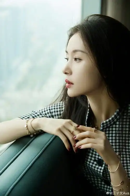 王子文黑白格子套装##王子文红唇黑长直