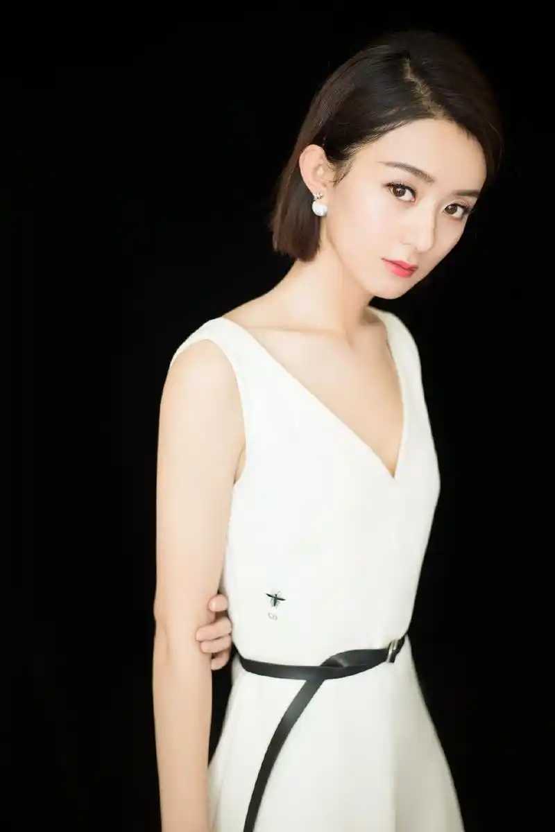 她人气与实力兼具,凭借清丽可爱的外貌深得观众喜欢