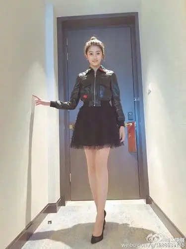 18岁的关晓彤,竟有1米大长腿,穿衣还超级漂亮!