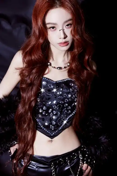 红发女神喻言的q4营业造型是真的美到发光～除了个人巡演和音乐节,还