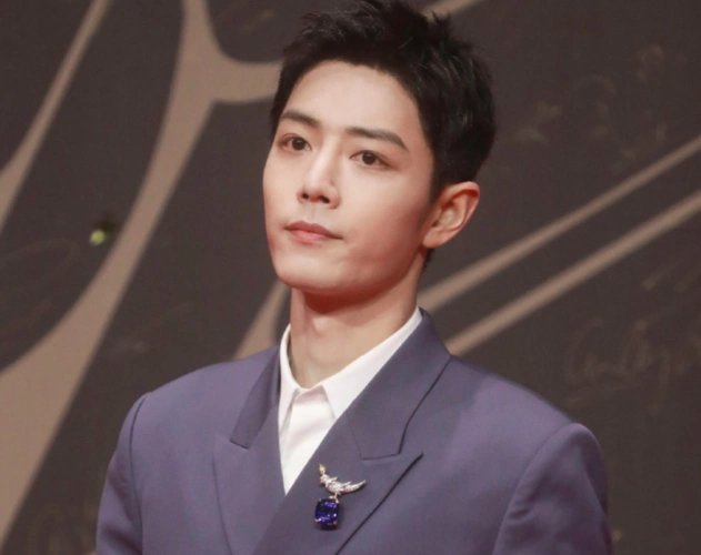 这次两人选择的造型有很大不同,肖战走的是偏偏绅士风,利落的短发帅气