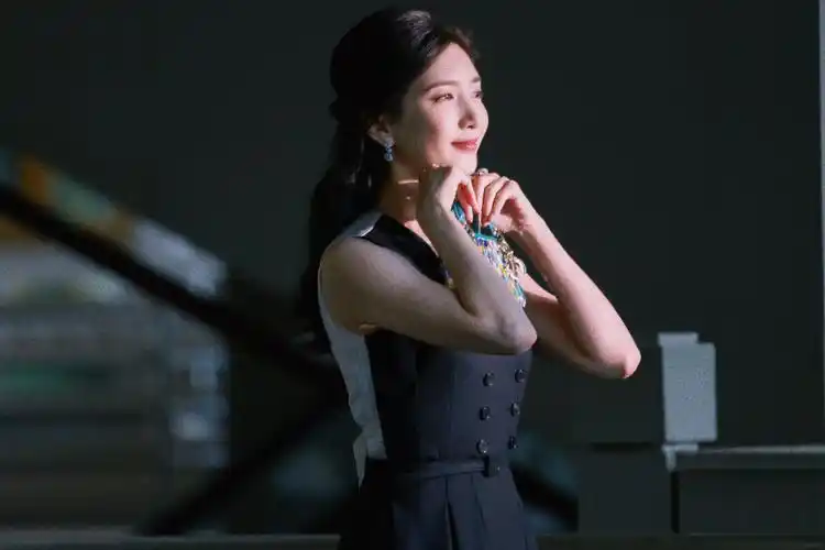 江疏影品牌活动外拍花絮 秀发侧披有气质满屏御姐范