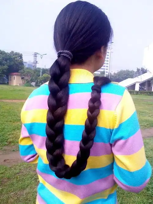 丰厚的长发辫起来