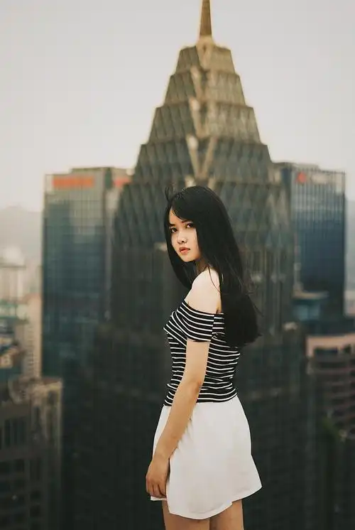 红衣少女回眸望夕阳下的你红灯