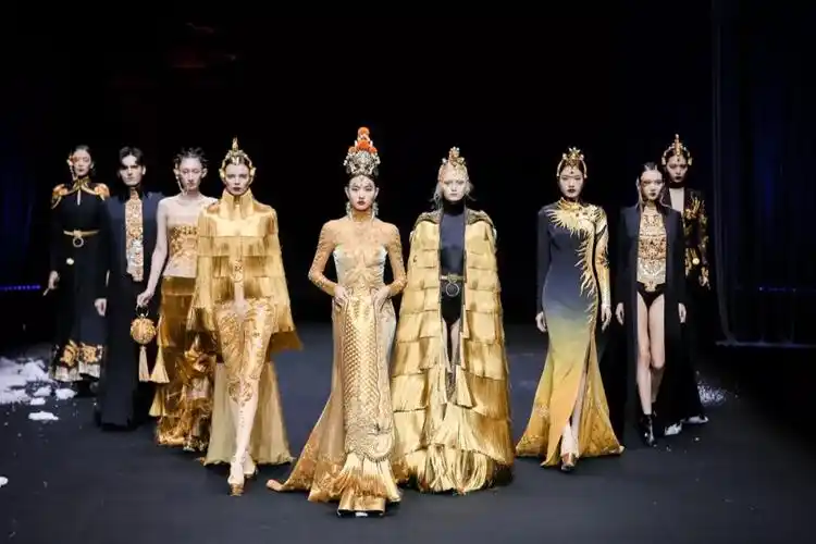 2020s/s中国国际时装周| 新面孔模特演绎盖娅传说大秀,婉若游龙,戏韵