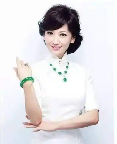 探秘这些女明星的翡翠收藏!你最喜欢哪一件?_范冰冰_杨丽萍_刘晓庆