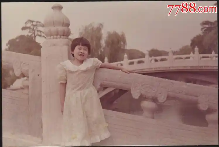 80年代儿童系列--小女孩石桥留影-老照片-7788收藏