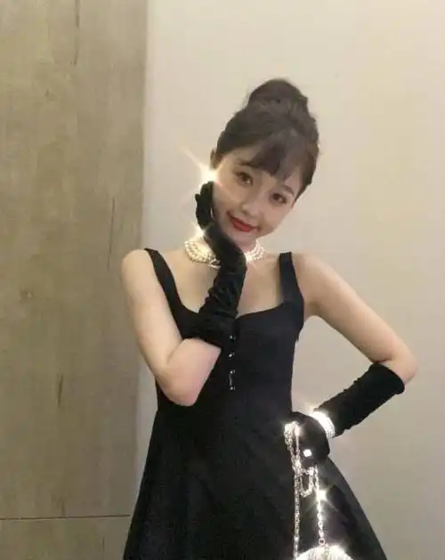 虞书欣改变穿衣风格了穿黑色连衣裙配高跟鞋富婆范儿十足