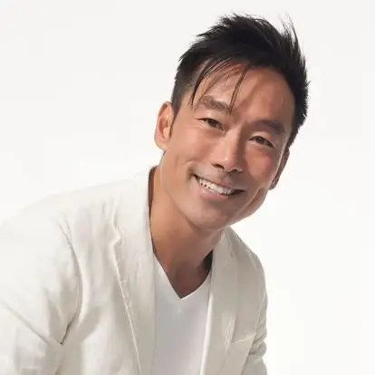 1985年,主演爱情电影《爱神一号》出道,并凭此片获第5届香港电影金像