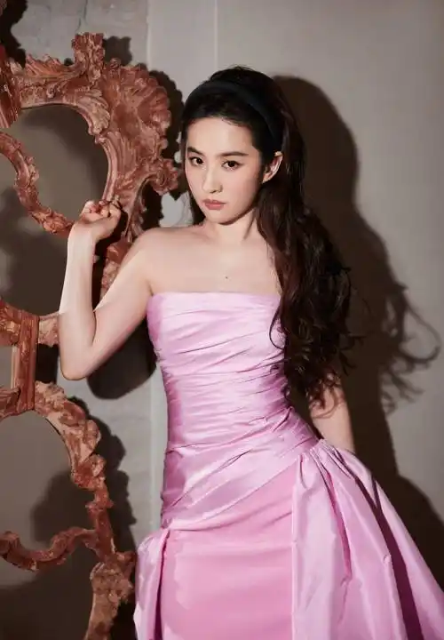 茜茜公主在威尼斯,刘亦菲仙女侧脸,粉色魅惑迷人_女性_气质_裙子