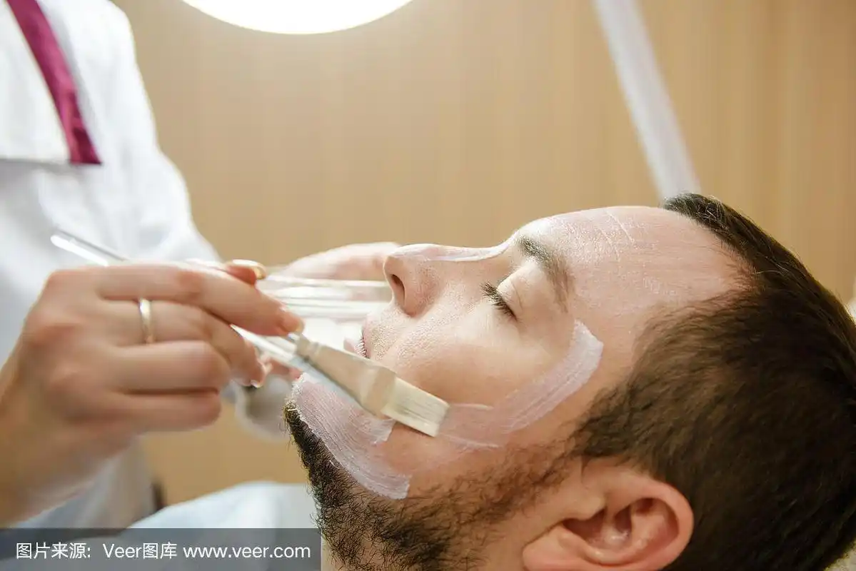 男性患者在美容诊所做面部护理