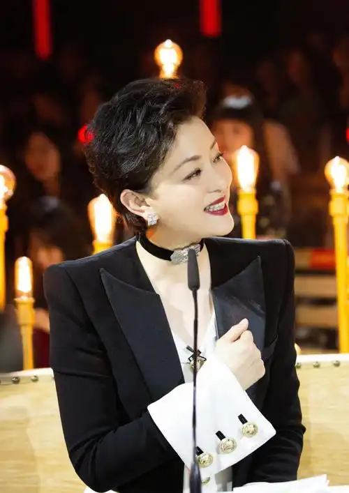 杨澜晒53岁庆生照,贵妇气质强大,二婚富豪老公助她身价百亿