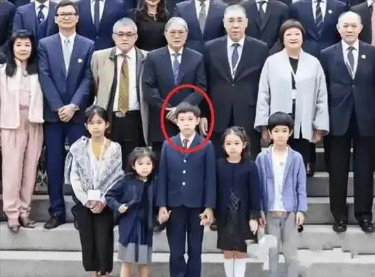 郭晶晶一家哈尔滨旅行被偶遇,孩子大方的合照,霍震霆抱着小孙女