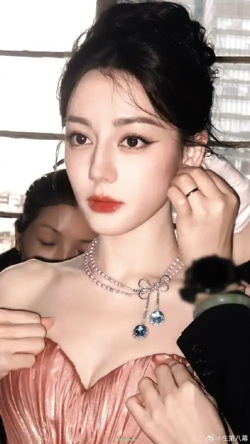 迪丽热巴扛住了顶光##利剑玫瑰##枭起青壤