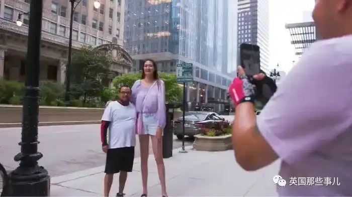 作为世界上腿最长的人之一,这妹子身高2米还酷爱穿高跟鞋