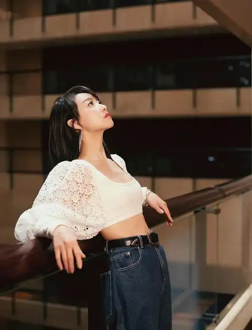 宋茜演绎秋日复古风 阔腿牛仔裤清爽时髦_新浪图片