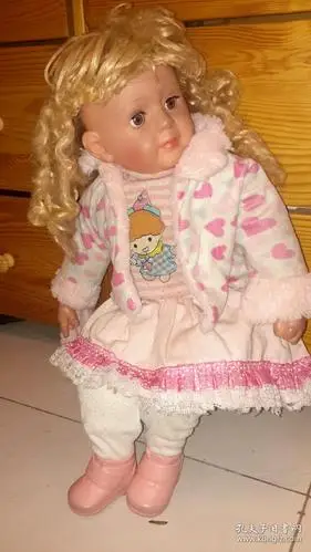 一个特大号的洋娃娃绒绒玩具,小孩子抱着搂着摆着都行