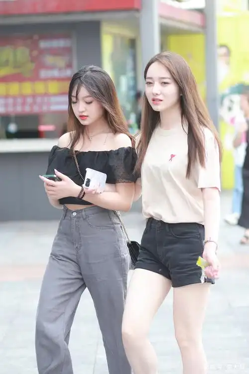 重庆街拍:美女闺蜜20210729