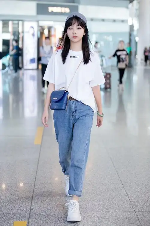 谭松韵穿白t配牛仔裤,清纯少女感十足,反戴棒球帽变邻家小可爱_白色