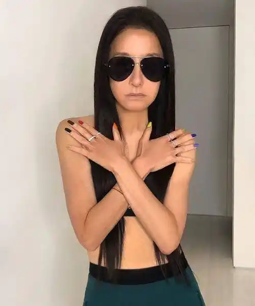 穿露腰衣秀蝴蝶背,20岁少女样_身材_verawang_年龄