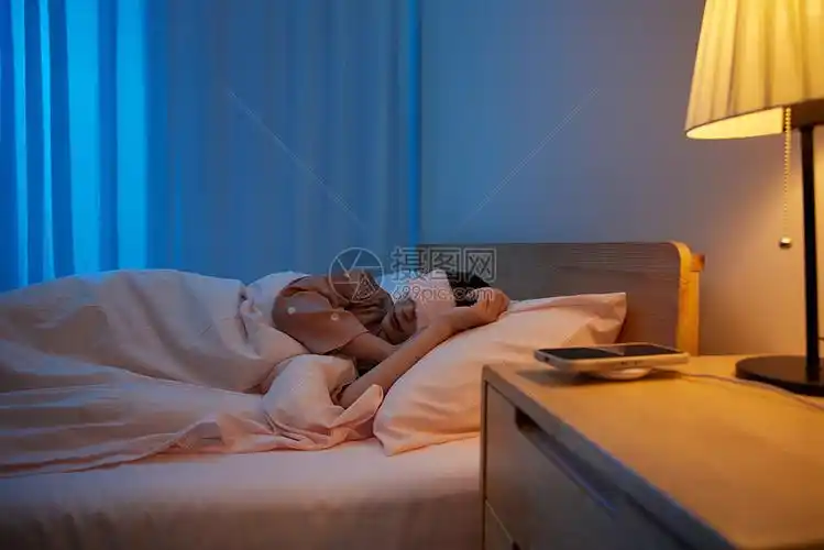 夜晚戴着眼罩睡觉的年轻女性