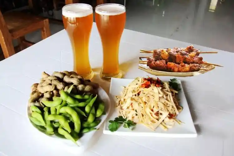 这里虽然不是酒吧但是精酿啤酒才是这里的灵魂这里有美食,有烧烤说他