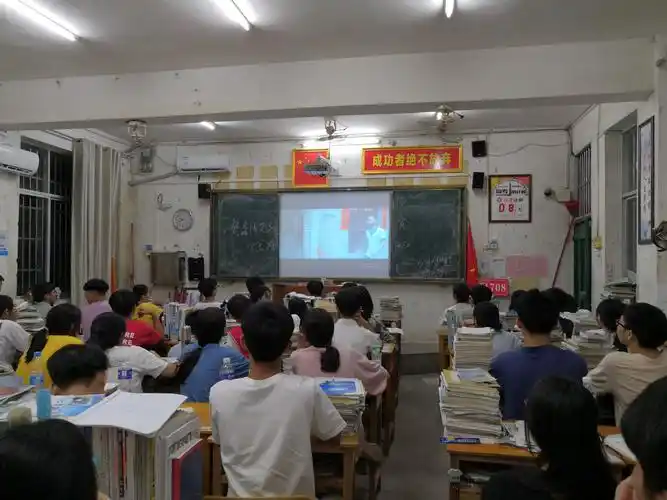 "珍爱生命,防治艾毒,从我做起"——灵山县天山中学2020年春禁毒防艾