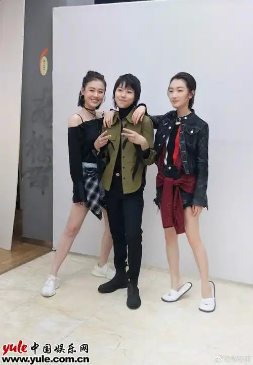 马思纯与周冬雨窦靖童合照"贴心蹲" 获赞"模范闺蜜"