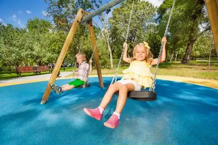 小男孩荡秋千图片