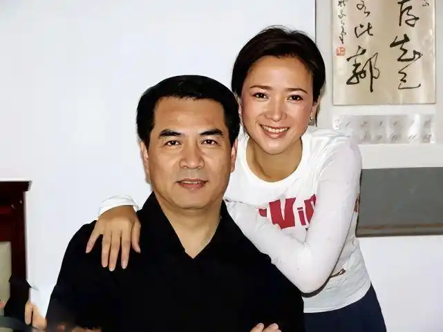 许亚军4次婚姻妻子个个貌美他年轻时的颜值绝不输小鲜肉