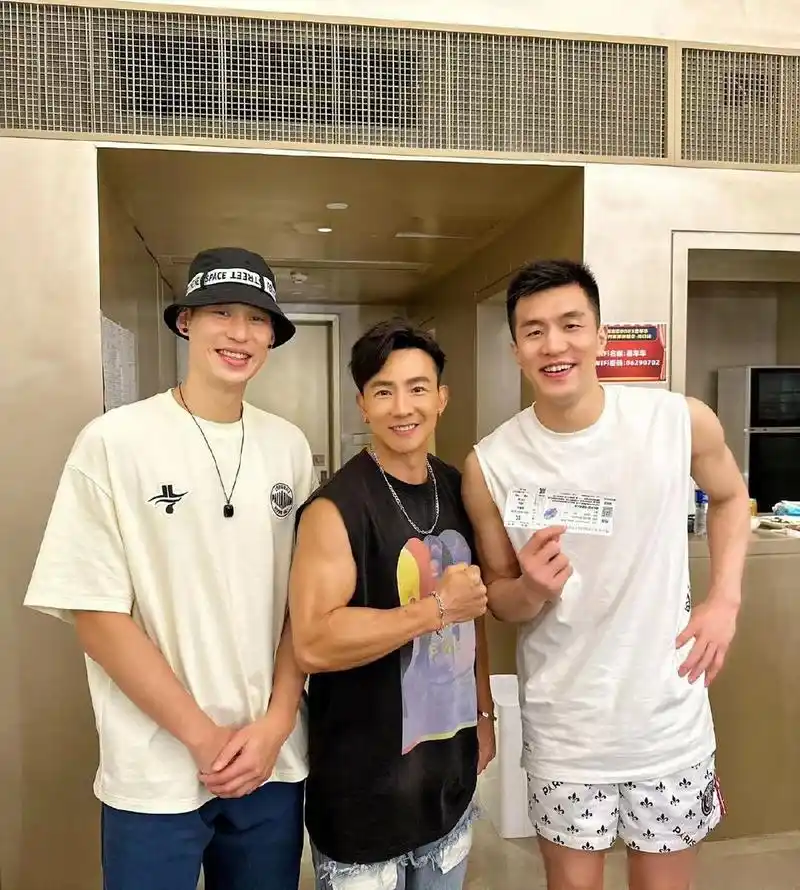 郭艾伦拍林书豪跳本草纲目##郭艾伦太爱周杰伦了