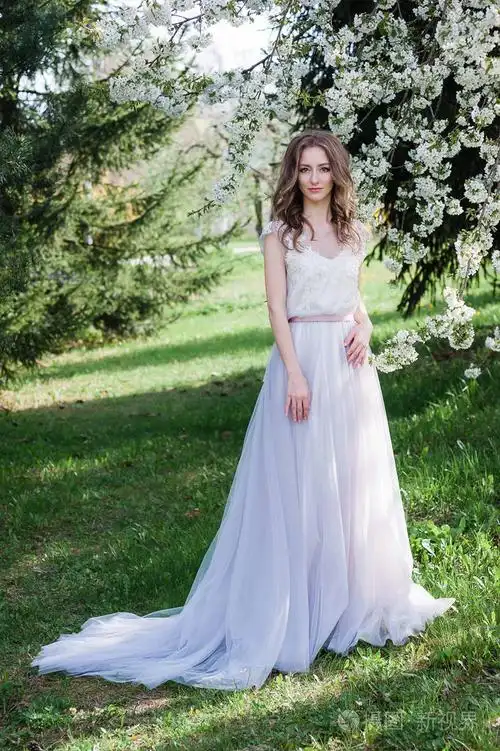 现代新娘.一条带环的尊贵婚纱礼服