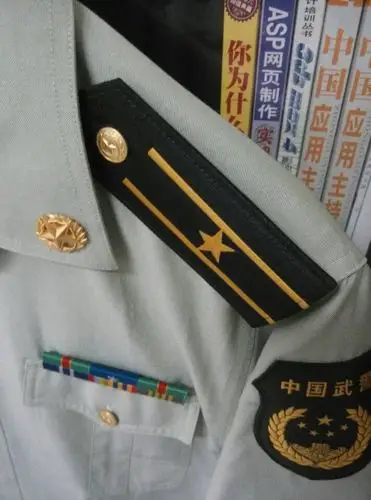 校官 少校:两杠一星,正/副营职 中校:两杠两星,副团职 上校:两杠三星