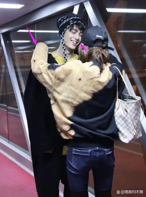 吴磊:一句话就化解迪丽热巴的年龄焦虑,凭实力带着姐姐暴富