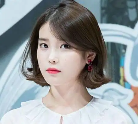 短发发型,长度刚到脖子的发尾微微向外翘起,满满都展现这可爱与俏皮感