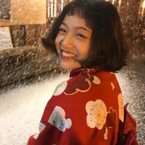 有没有那种笑起来很灿烂的女生头像