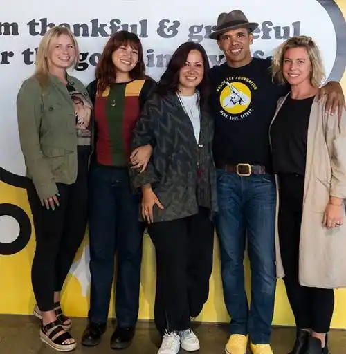 原创53岁李香凝新照一身休闲打扮身材圆润年龄越大越酷似母亲琳达