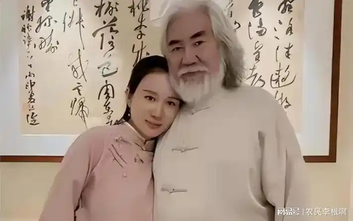 比起其它与张纪中年龄相仿的女性,杜星霖的年轻和活力显得更加诱人.