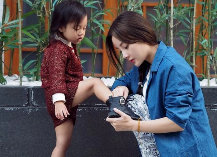 偶遇李小璐带甜馨逛街!身穿粉色外套很少女,甜馨扎双马尾超可爱