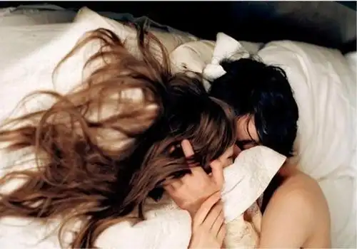 想要让彼此间的关系更甜蜜,不妨可以用各种各样的肢体接触来实现哦