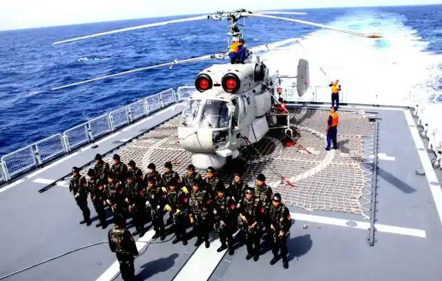 "蛟龙"突击队n中国海军特种部队"蛟龙突击队"可以从空中到陆地,从海上