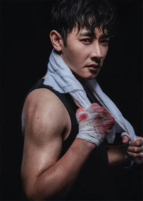 普通黑背心,手缠染血绷带,脸上及身上布满血迹和汗水,显得男人味十足