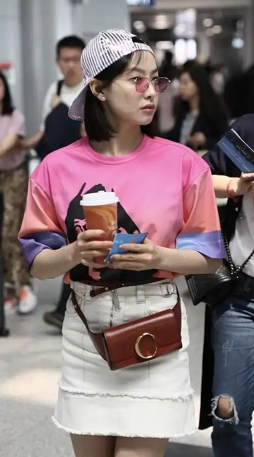 宋茜气质像年轻小姑娘衣服穿得粉粉嫩嫩说是20多岁也不夸张