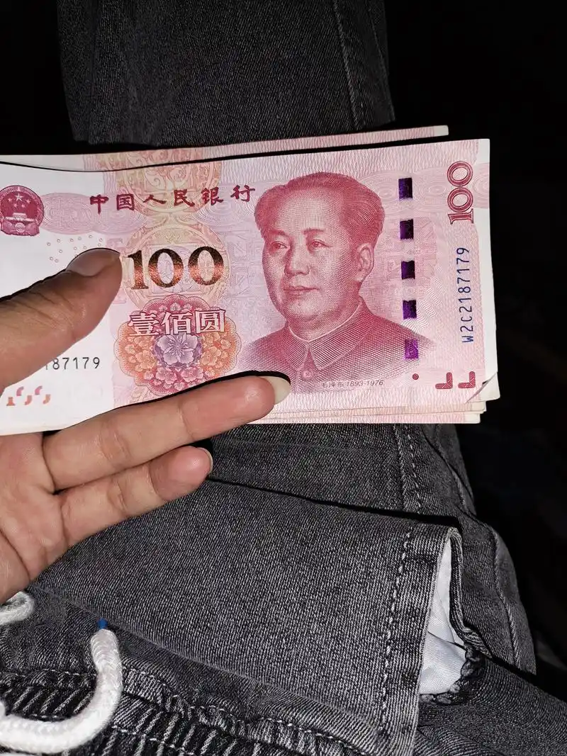 求助老哥们求老哥给我拍一个手里拿着1700多块钱现金的图片有偿可发一