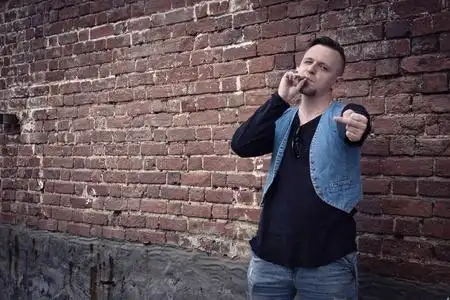 年轻小混混图片