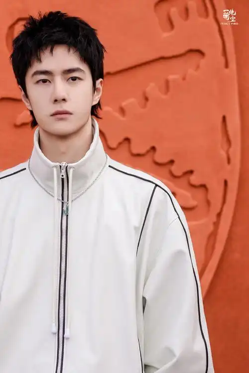 王一博巴黎街拍vlog##王一博巴黎街边潮男##王一博巴黎街边vlog