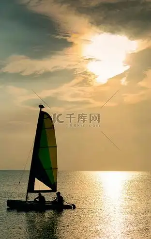 泰国普吉岛海岸夕阳下的帆船