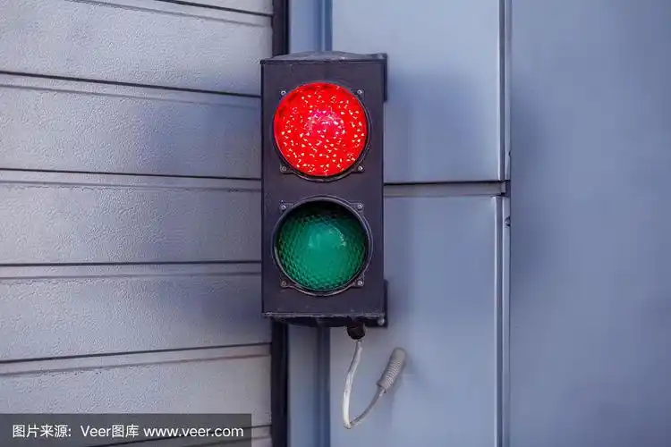 双色小红绿灯.红色和绿色.红灯亮着