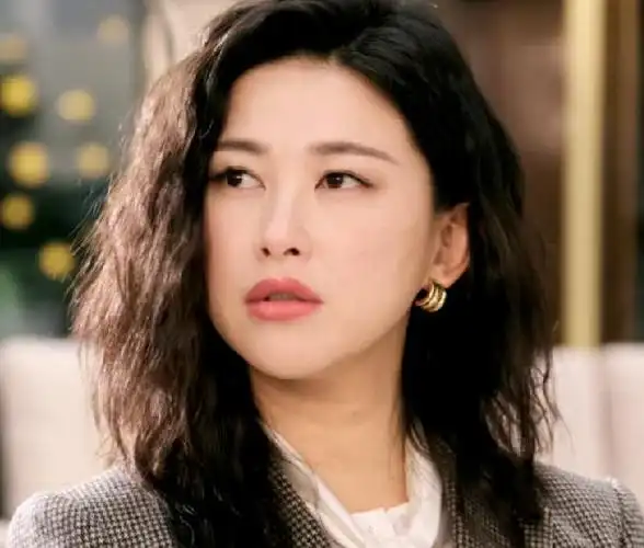 朱珠新剧美爆了,为了角色剃光头让人怒赞,但也暴露了一个不足